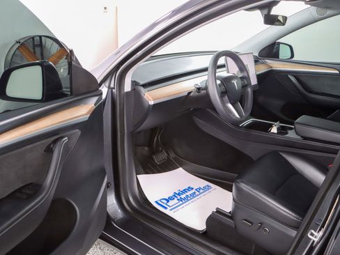 Used 2024 Tesla Model Y Long Range image 3