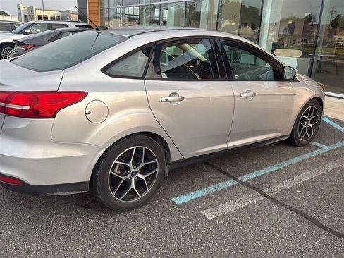 Used 2018 Ford Focus SE w/ SE Appearance Package FWD image 2