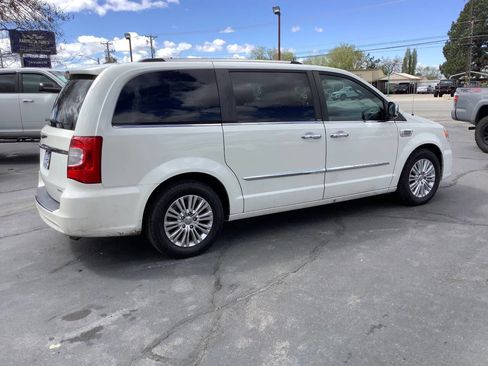 Used 2012 Chrysler Town & Country Limited image 13