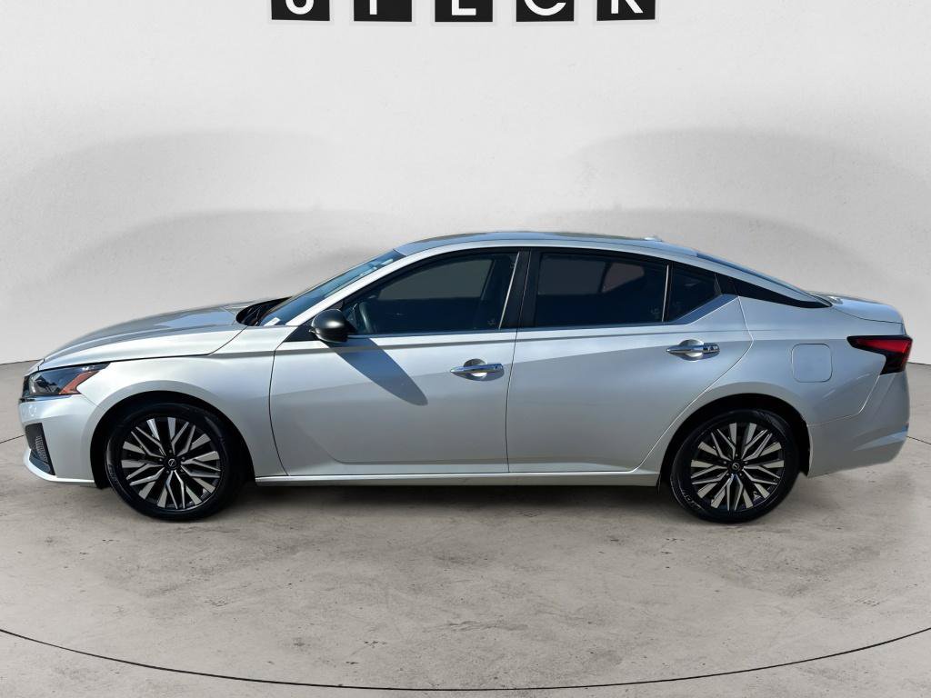 Used 2024 Nissan Altima 2.5 SV FWD image 2