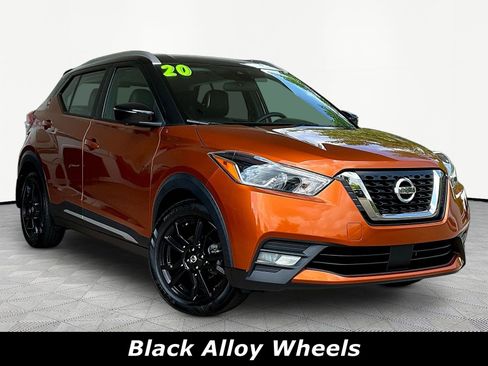 Used 2020 Nissan Kicks SR w/ SR Premium Package FWD image 3