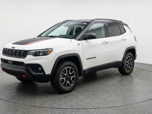 Used 2025 Jeep Compass Trailhawk AWD/4WD image 3