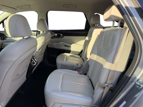 Used 2023 Kia Sorento EX image 16