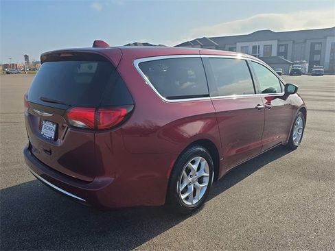 Used 2020 Chrysler Pacifica Touring w/ Tire & Wheel Group image 13