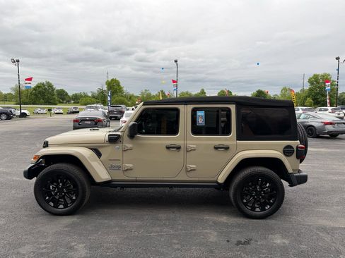 Used 2022 Jeep Wrangler Unlimited Sahara w/ Cold Weather Group AWD/4WD image 8