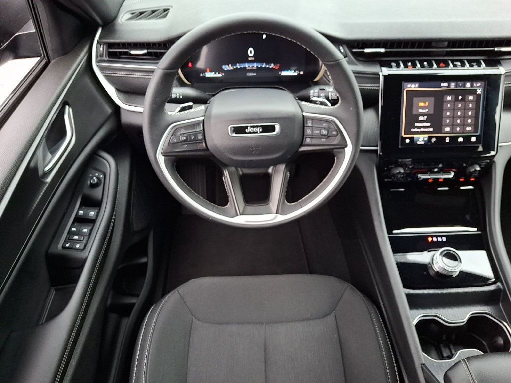 Used 2025 Jeep Grand Cherokee Laredo w/ Luxury Tech Group I AWD/4WD image 14