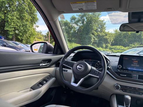 Used 2025 Nissan Altima 2.5 SV FWD image 34