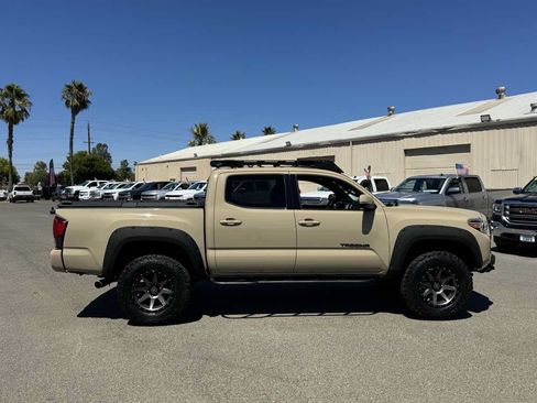 Used 2018 Toyota Tacoma TRD Off-Road w/ Technology Package AWD/4WD image 16