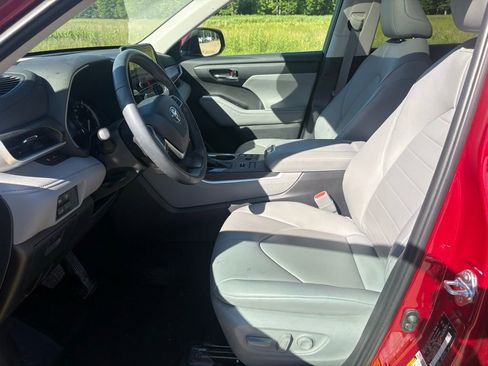 Used 2024 Toyota Highlander XLE AWD/4WD image 12