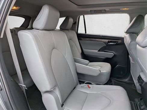 Used 2024 Toyota Highlander Platinum FWD image 18