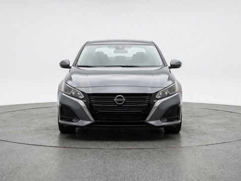 Used 2025 Nissan Altima 2.5 SV image 2