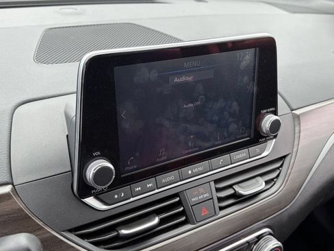 Used 2024 Nissan Altima 2.5 SV FWD image 11