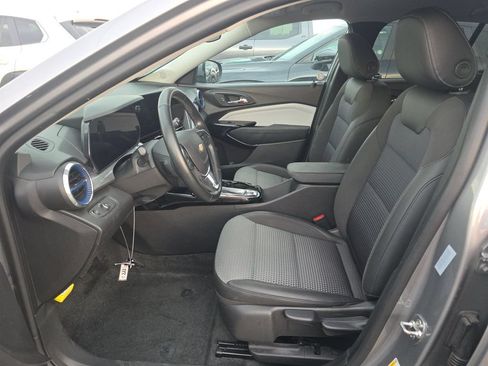 Used 2025 Chevrolet Trax LT w/ LT Convenience Package FWD image 7
