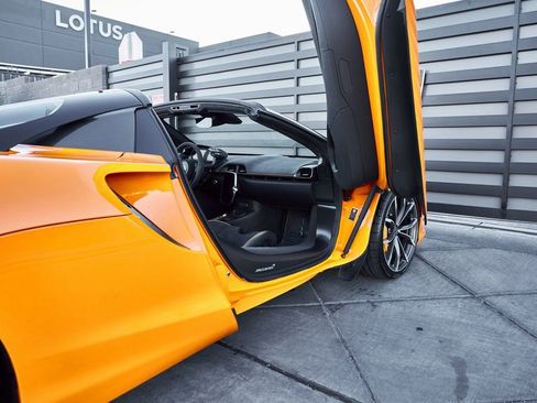 Used 2025 McLaren Artura Spider RWD image 36