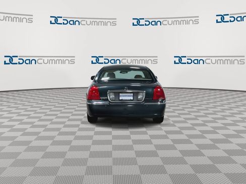 Used 2003 Lincoln Town Car Signature RWD image 7