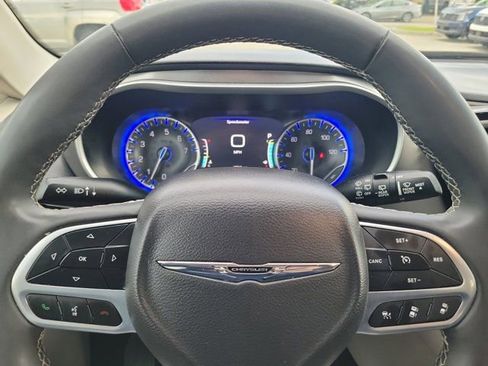 Used 2023 Chrysler Pacifica Touring-L FWD image 24