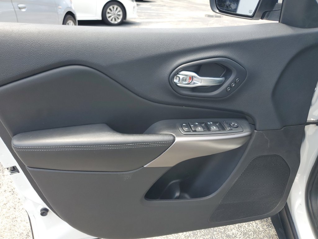 Used 2019 Jeep Cherokee Limited AWD/4WD image 18