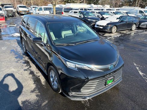 Used 2024 Toyota Sienna LE image 5