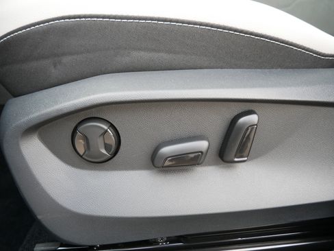 New 2025 Volkswagen Taos SE image 12