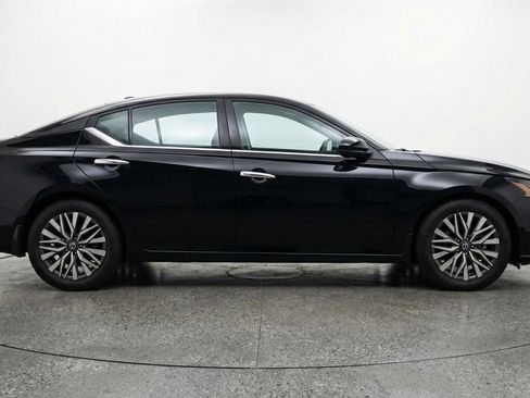 Used 2025 Nissan Altima 2.5 SV image 11