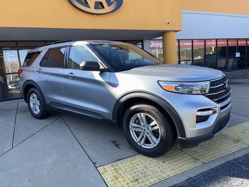 Used 2023 Ford Explorer XLT w/ Equipment Group 202A image 3