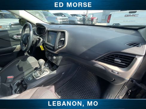 Used 2017 Jeep Cherokee Latitude w/ Cold Weather Group AWD/4WD image 25