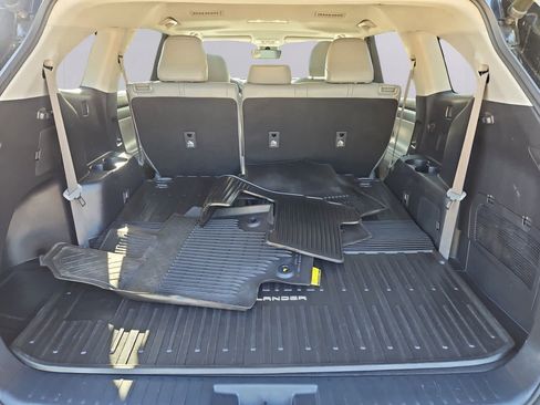 Used 2022 Toyota Highlander XLE AWD/4WD image 36