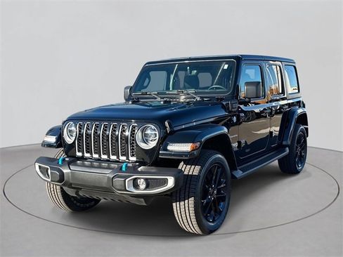 Used 2022 Jeep Wrangler Unlimited Sahara w/ Cold Weather Group image 31