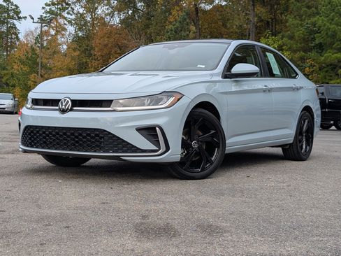 Used 2025 Volkswagen Jetta SE w/ Sunroof Package image 4