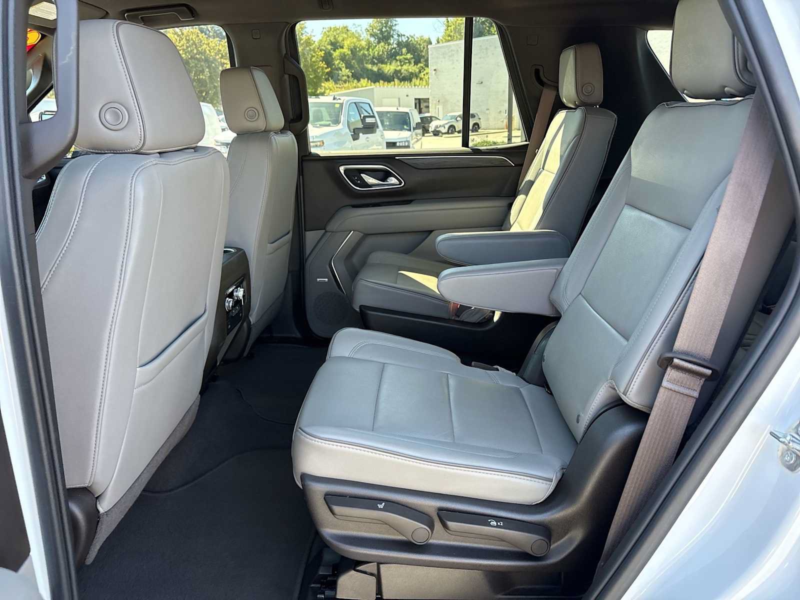 Used 2024 GMC Yukon SLT RWD image 24