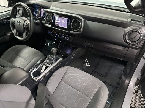 Used 2018 Toyota Tacoma SR5 AWD/4WD image 12