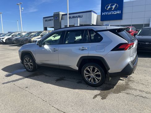 Used 2022 Toyota RAV4 XLE Premium image 14