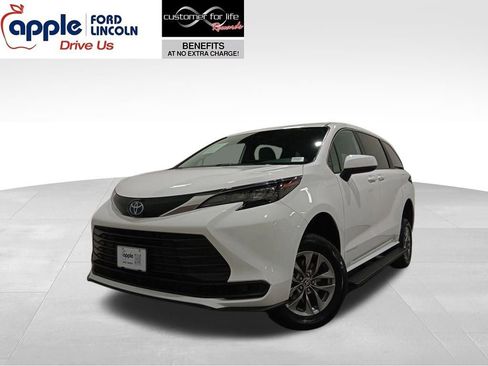 Used 2025 Toyota Sienna LE image 1