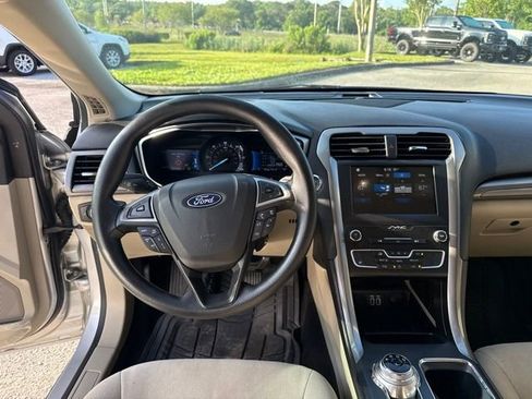 Used 2019 Ford Fusion SE FWD image 12