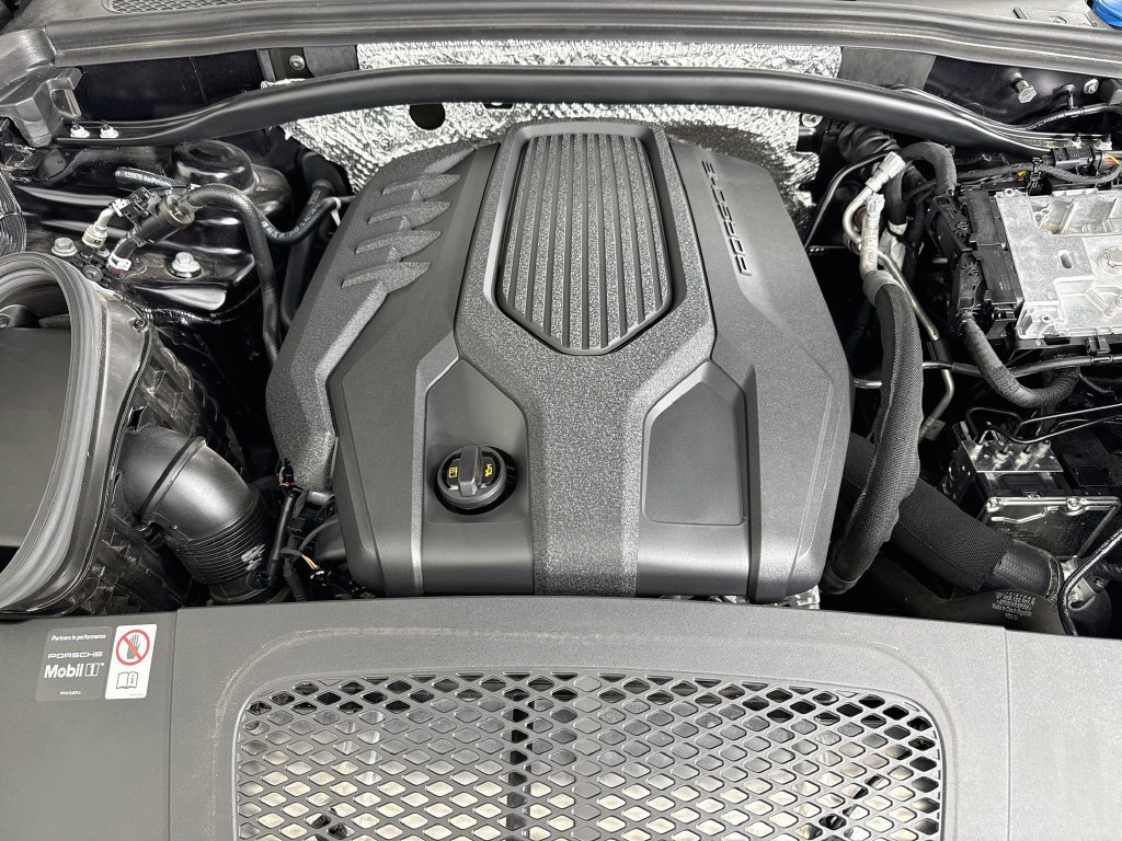 Certified 2025 Porsche Macan AWD/4WD image 32