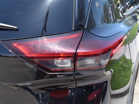 Used 2021 Nissan Rogue SV FWD image 11