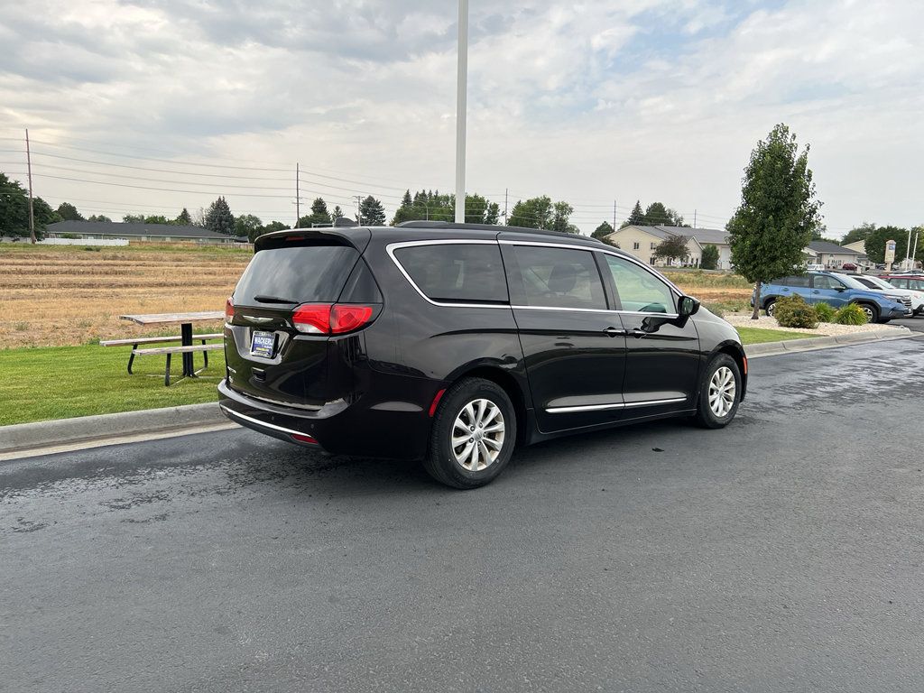 Used 2017 Chrysler Pacifica Touring-L FWD image 7