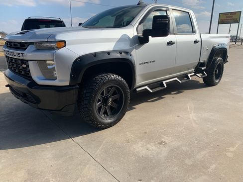 Used 2021 Chevrolet Silverado 2500 Custom w/ Custom Value Package image 3