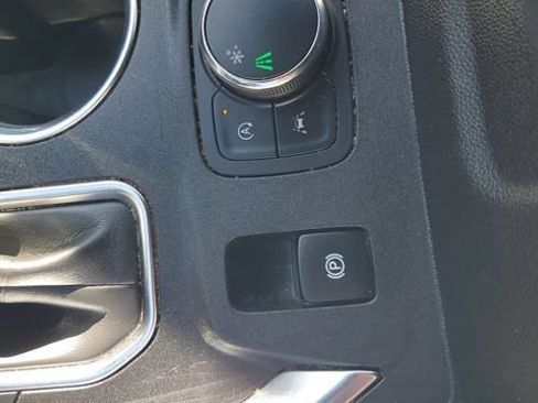 Used 2022 Chevrolet Traverse LT FWD image 19