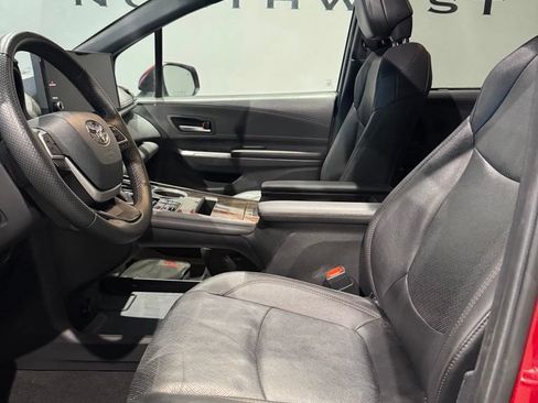 Used 2025 Toyota Sienna Platinum AWD/4WD image 12