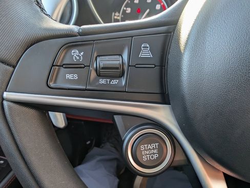 Used 2017 Alfa Romeo Giulia AWD image 25