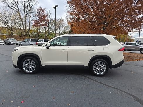 Used 2024 Toyota Grand Highlander Platinum image 3