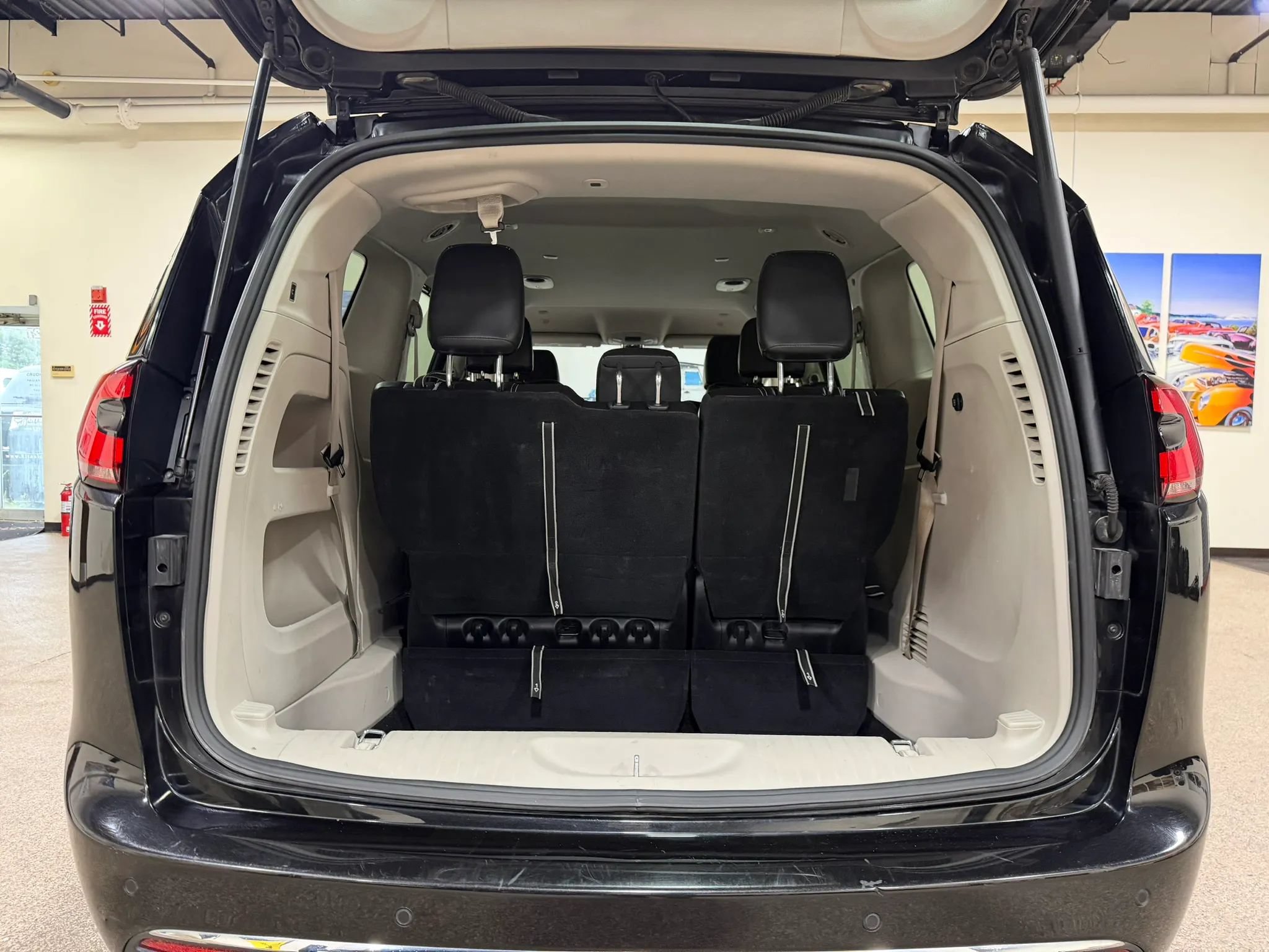 Used 2023 Chrysler Pacifica Touring-L FWD image 25