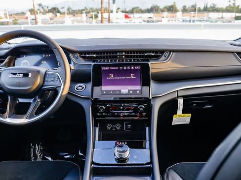 New 2025 Jeep Grand Cherokee Altitude image 13