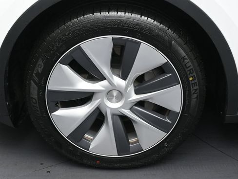 Used 2023 Tesla Model Y Long Range AWD/4WD image 36