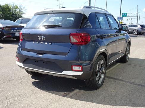 Used 2023 Hyundai Venue Limited FWD image 5