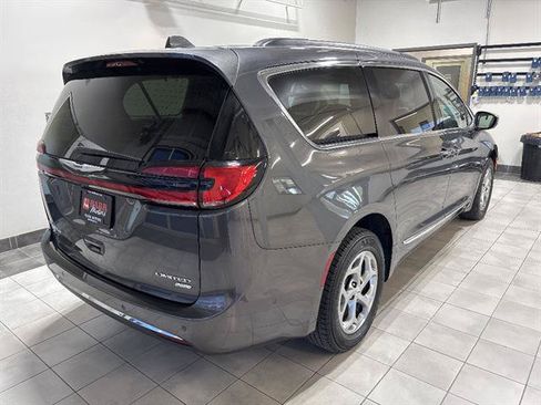 Used 2022 Chrysler Pacifica Limited AWD/4WD image 4
