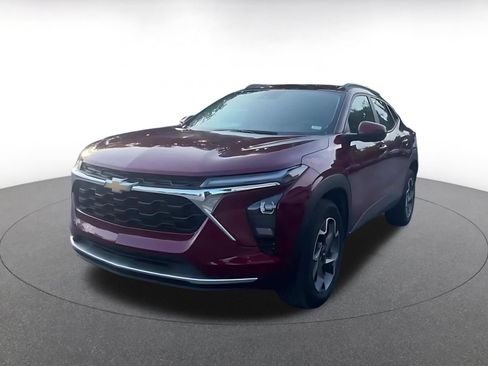 Used 2025 Chevrolet Trax LT FWD image 4