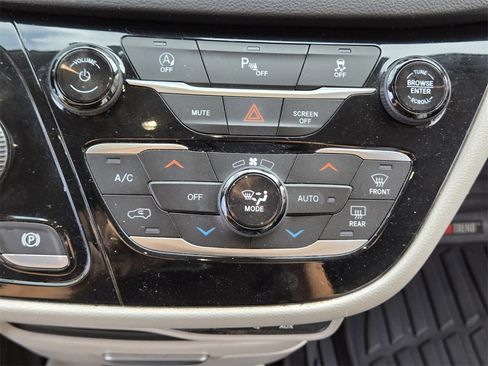 Used 2020 Chrysler Pacifica Touring-L image 29