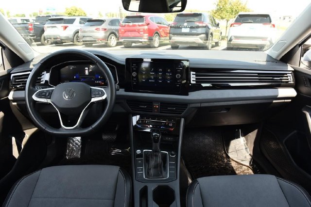 Used 2025 Volkswagen Jetta SE w/ Sunroof Package FWD image 7